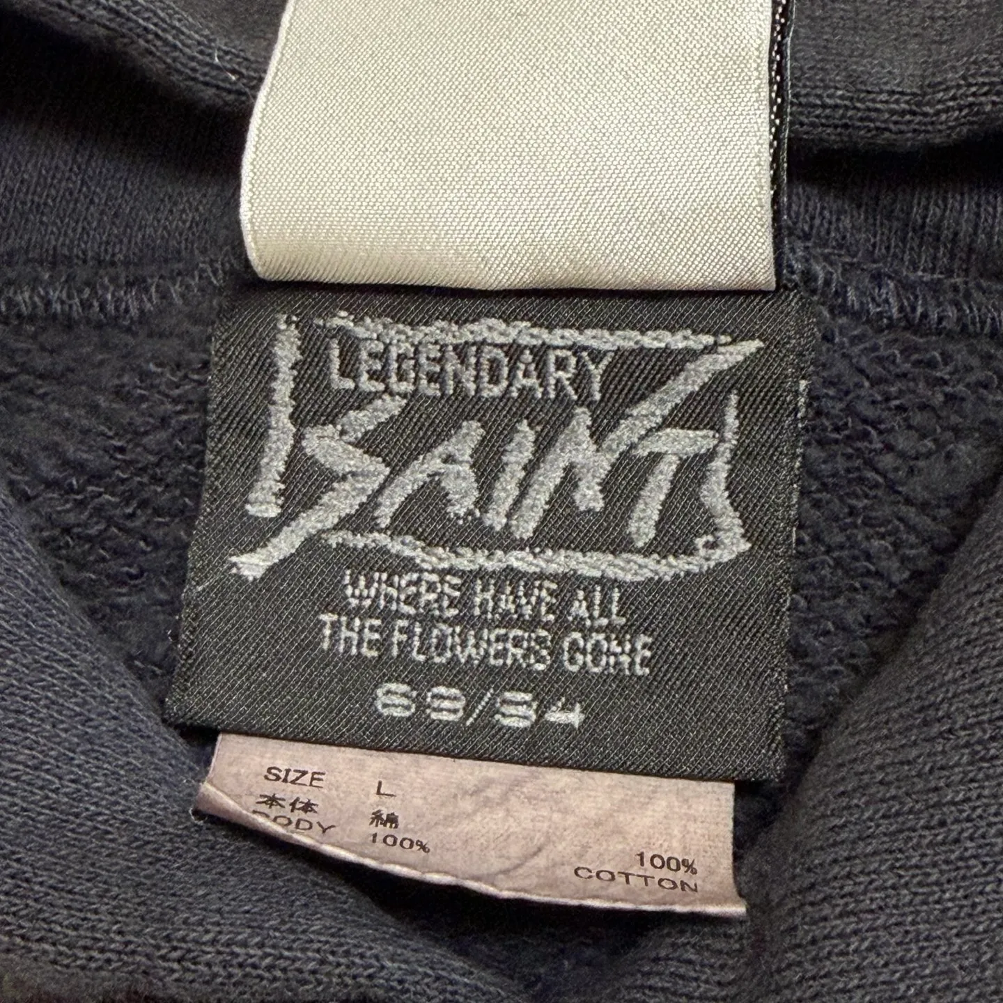 More details SAINT Mxxxxxx × DE LA SOUL DLS_HOODIE/DE LA SOUL/BLK DE LA SOUL co-branded potted plant destruction hoodie, washed black S-XL, a very important hoodie this season. It embodies the brand philosophy through the humorous potted plant and slogan design. In addition, through a large number of hand-made fraying, cutting and other destruction processing, as well as heavy washing and oxidative fading treatment, it creates a perfect vintage effect. Original mold opening Customized co-branded main mark and wash water mark, correct version
